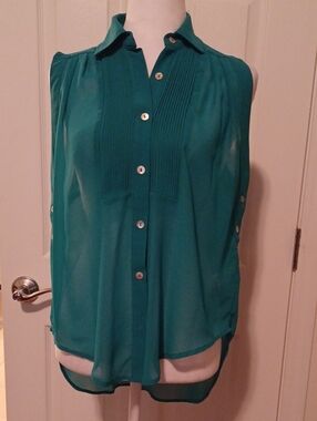 << Papaya Teal Sleeveless Button-Front Camisole Size Medium